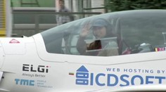 Světoznámá pilotka přistála v Česku. Let jí komplikovalo počasí