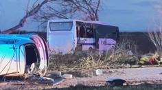 V Praze se srazil autobus s autem. Na místo byl povolán i vrtulník