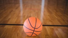 Dospělá trenérka se vydávala za 13letou dívku a hrála basketbal na střední škole