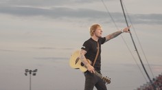 Ed Sheeran pobláznil Hradec. Jeho show na otočném pódiu byla plná hitů a efektů