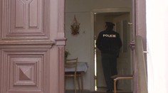 Bezdomovci se ubytovali u seniorky. Po vyhazovu se do bytu vloupali