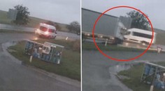 Řidič mikrobusu předvedl vražedný manévr. Pátrá po něm policie! VIDEO