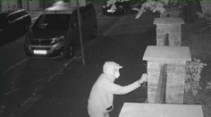 Zeď ukrajinské ambasády někdo polil červenou barvou. Vyšetřuje to policie