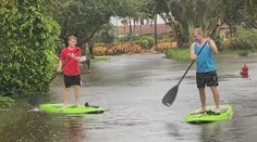 Chlapci riskovali život. Uprostřed povodní se plavili na paddleboardech