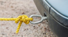 Víte jak správně táhnout druhé auto na laně? Čtěte pozorně!