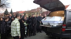 VIDEO z pohřbu Karolíny a Natálky: Bílé rakve a kolem nich bolest