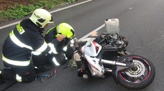Motorkář (†25) při předjíždění spadl, skončil pod koly auta
