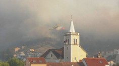 Požár v Dalmácii se daří dostat pod kontrolu. Pomohla armáda i satelit
