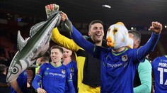 FA Cup psal další magický příběh. Hráči Grimsby slavili s nafukovacími treskami