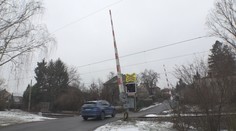 Zvednuté závory nemusí značit volnou cestu. Vlak může projet i tak, říká expert
