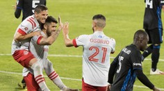 Toronto zvítězilo díky pokutovému kopu, rozhodčí neuznal dvě branky