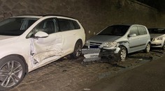 Řidič nechal po bouračce auto na tramvajových kolejích a utekl