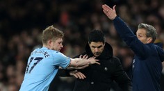Arsenal je vyšetřován. De Bruyne pod palbou fanoušků. Pak si do nich rýpl