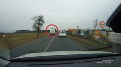 Šílenec v dodávce. Předjížděl i v křižovatce, jde po něm policie