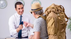 Platit v zahraničí kartou, nebo hotově? Expertka poradila, co je lepší