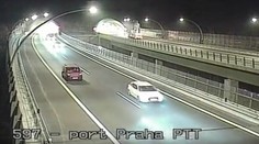 Se třemi promile to zapíchl na dálnici. Dal si cigáro a začal couvat!