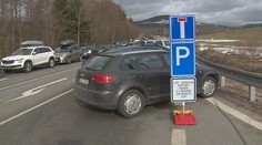 Do Špindlu se sjíždí tisíce fandů. Zbývají poslední parkovací místa!
