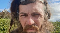 Novodobý Robinson: Muž se objevil na britské pláži. Měsíce neznal své jméno