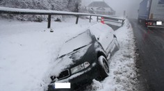Déšť a sníh komplikují dopravu v Česku. Policie zasahovala u desítek nehod