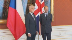 Princ Edward v Česku: S prezidentem si dal pivo a ve Vestci zasadil strom