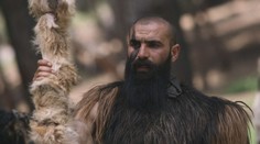 Kožešina, sekera a syrové jídlo. Muž skoncoval s běžným životem, v lese žije jako Tarzan