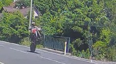 VIDEO: Hazardní jízda motorkáře. Obcí se řítil na zadním kole rychlostí 121 km/h