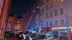 Požár na pražských Vinohradech vyhnal lidi z domu. Zranil se policista