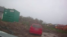 Opilý řidič zběsile prchal před policisty, pak je několikrát šokoval