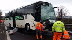 Řidič opravoval auto na dálnici, smetl ho autobus a zemřel