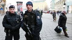 Policie chystá mimořádná opatření. Posílá do ulic hlídky s dlouhými zbraněmi