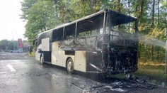 Video: Drama na silnici u Býště. Autobus lehl popelem, cestující stihli utéct
