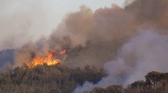Oblíbená letní destinace skončila v izolaci. Požár uvěznil na 12 tisíc lidí