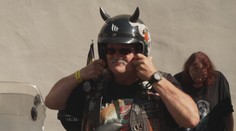 Prahu zaplnily skútry. Akce se zúčastnily stovky motorkářů