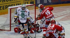 ON-LINE: V bitvě o hokejový trůn Slavia porazila Pardubice 2:0