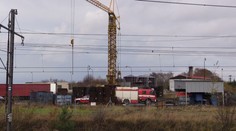 Temný podzim na kraji Prahy: Muž se oběsil na jeřábu, další u kurtů!