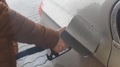 Pohonné hmoty dál zlevňují. Ekonomové řekli, na jaké ceny se mohou řidiči těšit