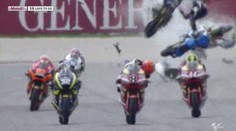 VIDEO: Hororová nehoda v závodech motorek! Létaly plechy a stroje dělaly salta
