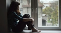 Svítící srdce nebo zelená karta v okně: Vzkazy v čase koronaviru