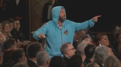 VIDEO: Podpora Ukrajiny, nebo otázka vkusu? Slavný herec dorazil na Oskary v mikině