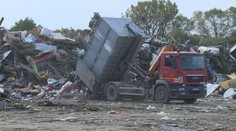 Lidé po povodních likvidují množství odpadu. Kapacity skládek nestačí