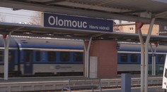 Olomoucké nádraží nabízí řadu služeb. Před ním je ale nepořádek i mrtví potkani