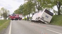 Autobus plný dětí se srazil s autem. Náraz je vymrštil z míst