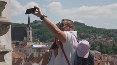 Český Krumlov začínají plnit turisté. Obchodníci si pochvalují tržby