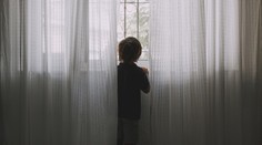 Z okna ve čtvrtém patře vypadlo dítě. Do nemocnice ho transportoval vrtulník