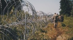 Bělorusko pomáhá migrantům do EU, Litva staví plot s ostnatým drátem