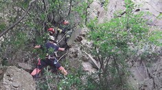 Muž se psem na Vyškovsku uvízli na skále. Utrhl se pod nimi kámen