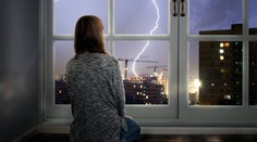 Z Atlantiku se řítí silná bouře. Připravte si nouzovou sadu, radí lidem britský úřad
