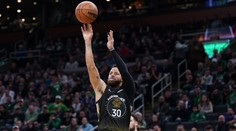 Basketbalista Curry znovu v záři reflektorů, zpíval se slavnou kapelou