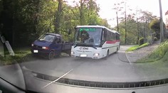 Brzdil jsem i očima, popsal hrůzný zážitek muž! Málem jej smetl autobus
