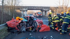 Vážná nehoda u Mikulovic. Po srážce aut jsou tři zranění, na místo letěl vrtulník